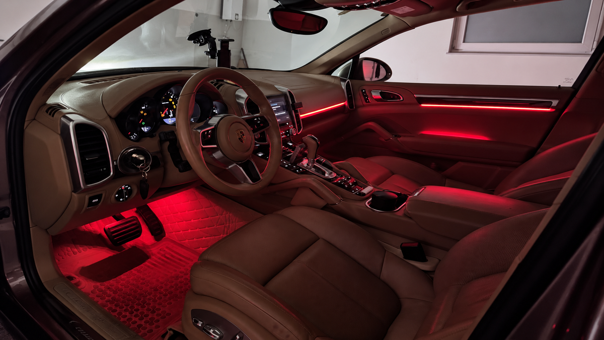 Dynamische Ambientebeleuchtung Porsche Cayenne inkl. Einbau