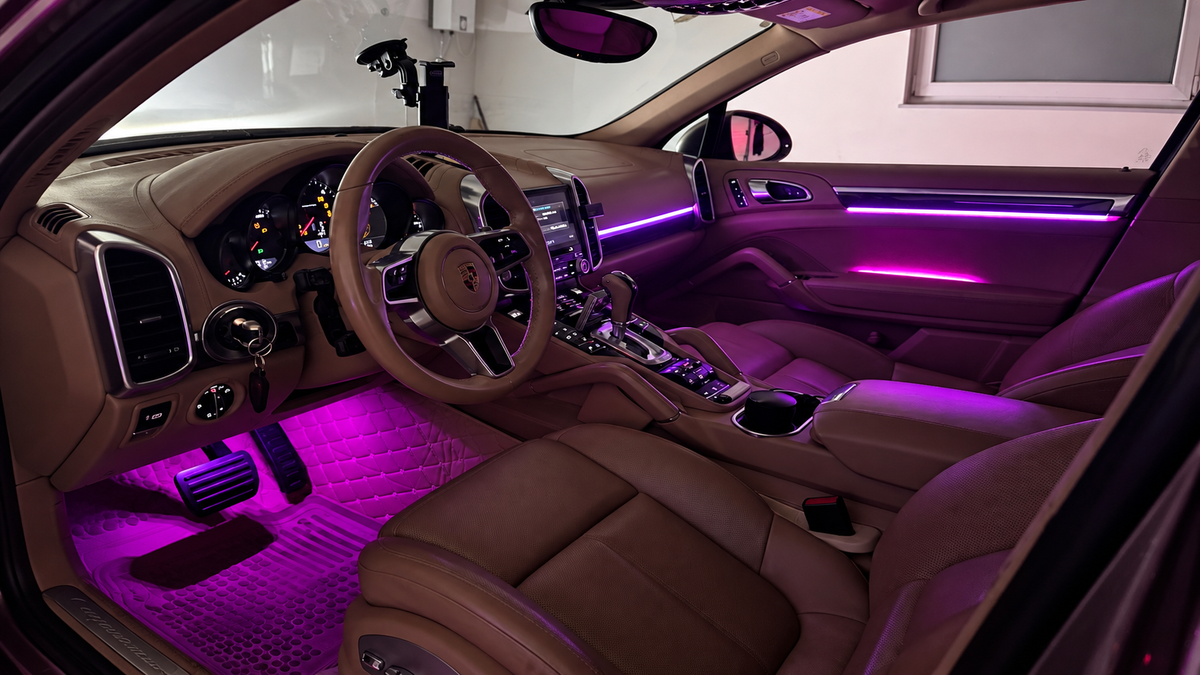 Dynamische Ambientebeleuchtung Porsche Cayenne inkl. Einbau